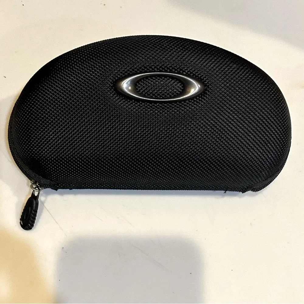 Oakley black clamshell